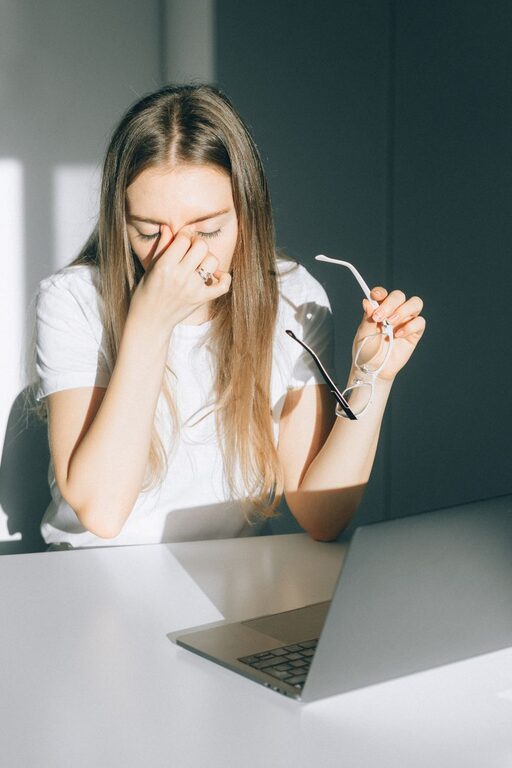 Smart Ways to Reduce Screen Glare and Eye Strain